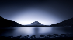 【この場所ではよくボートが並んでいる。誰かが並べるのか。ボートが並ぶのか・・・】、[HP] https://www.takashi-artfuji.com
[FB Page] https://www.facebook.com/Takashi.ArtFuji/